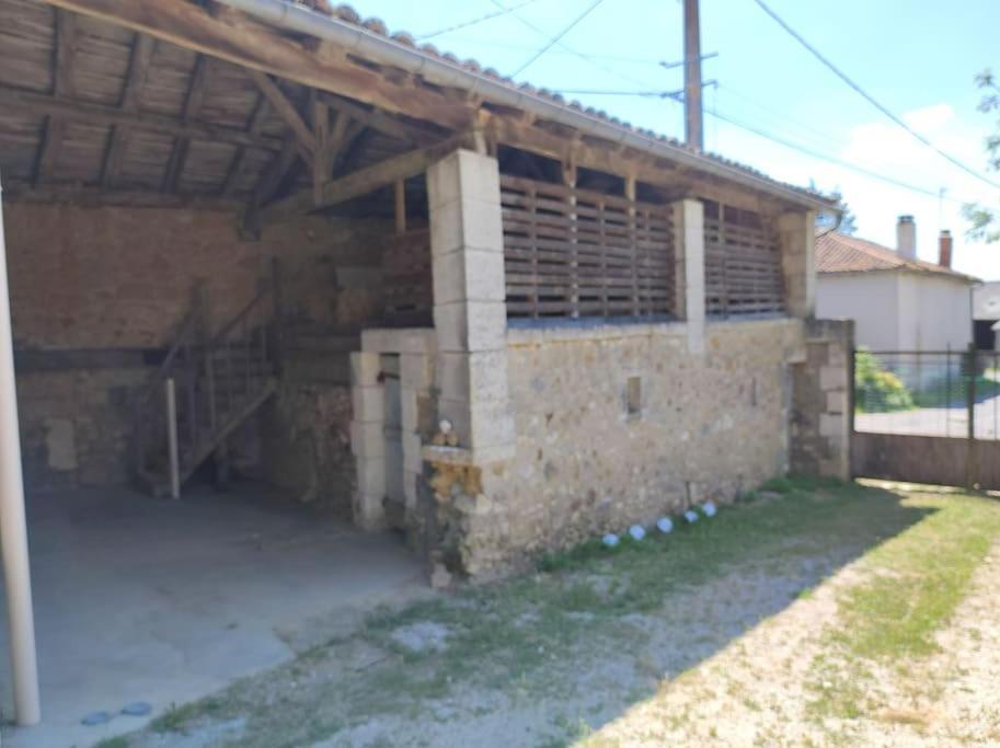Maison De Campagne, Bulle De Verdure Montbron Exterior photo