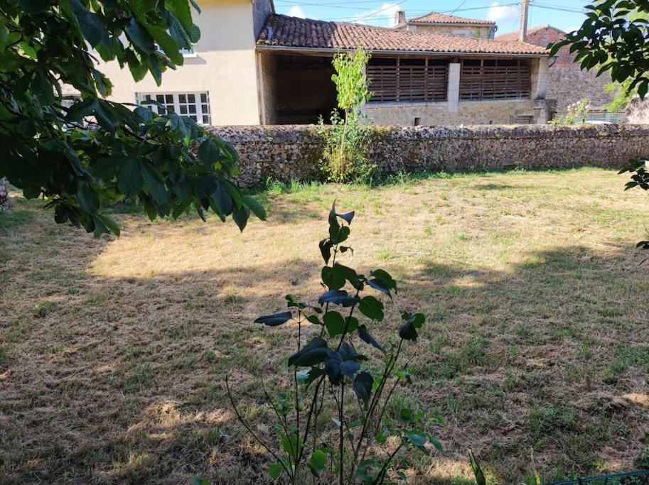 Maison De Campagne, Bulle De Verdure Montbron Exterior photo